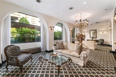 Beautifully Renovated Large 1 bedroom Deluxe (Jr. 4) in Luxury - photo 25