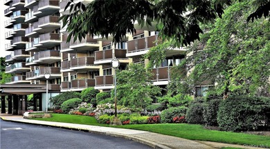 Beautifully Renovated Large 1 bedroom Deluxe (Jr. 4) in Luxury - photo 30