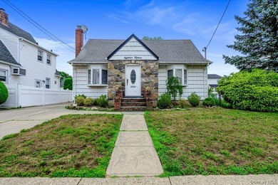 Welcome to 1815 Meadowbrook Road, Merrick, NY! This lovely cape - photo 25