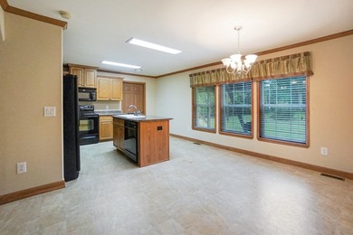 This loaded package offers 2.8 acres just outside city limits, 2 - photo 7
