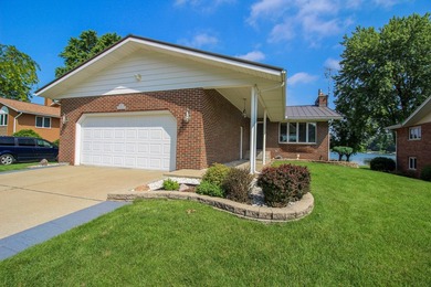 Experience exceptional lakefront living on all-sports Pleasant - photo 3