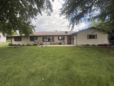This well-maintained ranch home offers comfortable living with 4 - photo 3