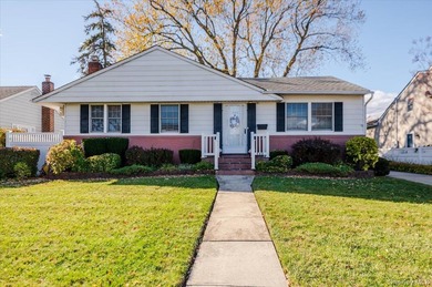 (private lake, pond, coastal) Home Sale Pending in Seaford New York