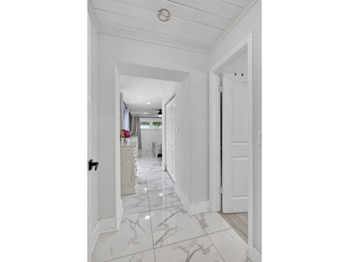 Beautifully updated and move-in ready 3-Bed 2-Bath Residence - photo 36