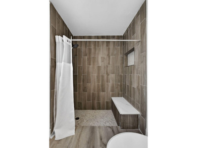 Beautifully updated and move-in ready 3-Bed 2-Bath Residence - photo 38