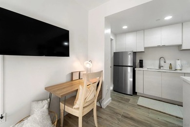 Incredibly rare mixed-use trophy property located at the corner - photo 38