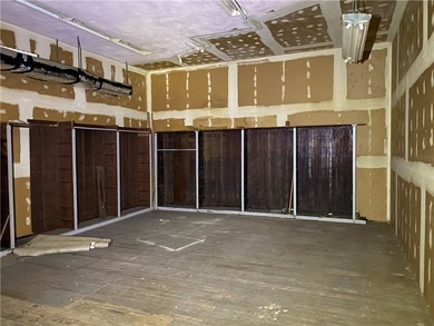 It's time to be the new owner of 40k sq ft commercial property - photo 12