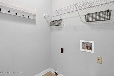 Welcome to this beautifully maintained 4 bedroom, 2 bathroom - photo 12