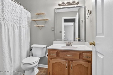 Welcome to this beautifully maintained 4 bedroom, 2 bathroom - photo 20