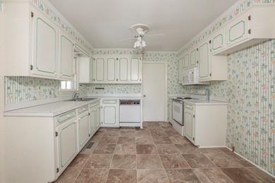 Large 4 bedroom home on a corner lot in Alice dr school - photo 25
