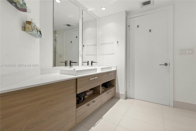 Bright & Spacious 2 bedroom + Den corner unit located in the