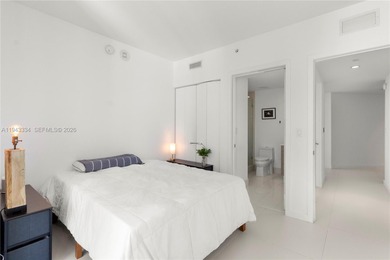 Bright & Spacious 2 bedroom + Den corner unit located in the