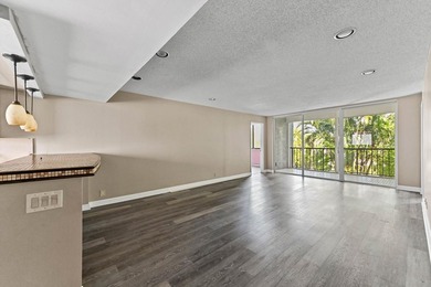 This beautiful condo presents an incredible opportunity for a - photo 7