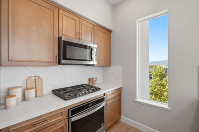 Top-floor, corner-unit penthouse in Communications Hill, 3 bed - photo 11