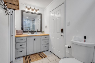 Welcome to your ideal waterfront retreat! This beautifully - photo 12
