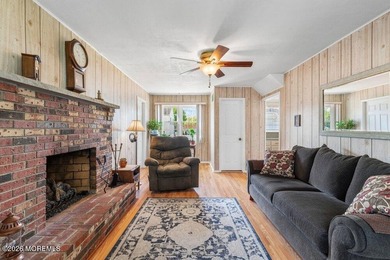A true charmer in sought after Mapletree! Original owners are - photo 14