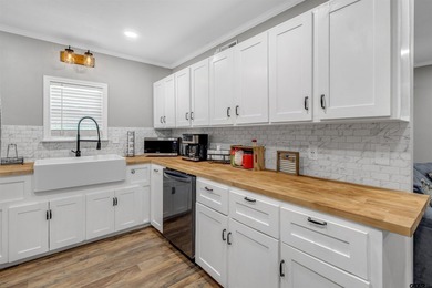 Welcome to your ideal waterfront retreat! This beautifully - photo 16