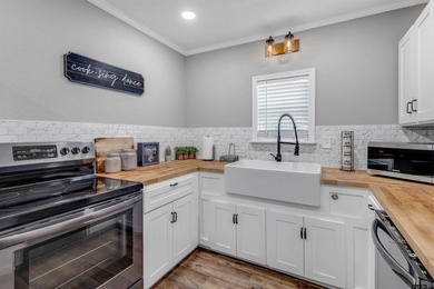Welcome to your ideal waterfront retreat! This beautifully - photo 17