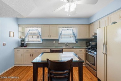 A true charmer in sought after Mapletree! Original owners are - photo 17