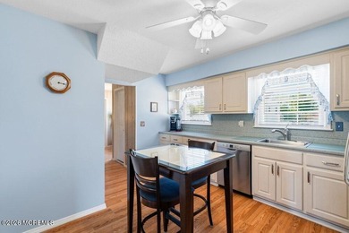 A true charmer in sought after Mapletree! Original owners are - photo 18