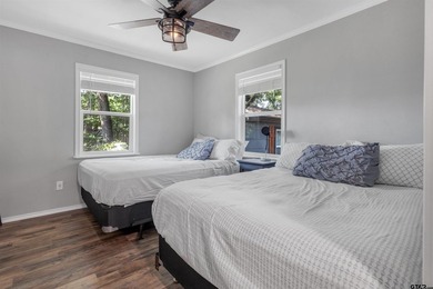 Welcome to your ideal waterfront retreat! This beautifully - photo 20
