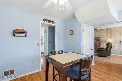 A true charmer in sought after Mapletree! Original owners are - photo 22