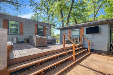 Welcome to your ideal waterfront retreat! This beautifully - photo 28