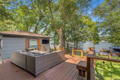 Welcome to your ideal waterfront retreat! This beautifully - photo 29