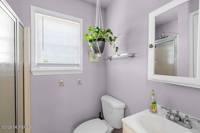 A true charmer in sought after Mapletree! Original owners are - photo 35