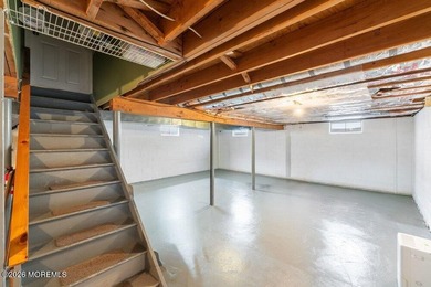 A true charmer in sought after Mapletree! Original owners are - photo 36