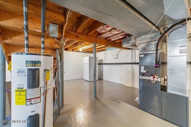 A true charmer in sought after Mapletree! Original owners are - photo 38