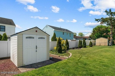 A true charmer in sought after Mapletree! Original owners are - photo 40
