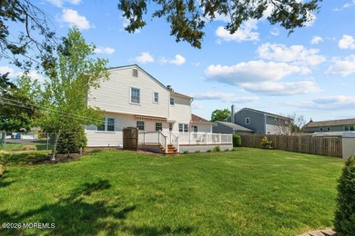 A true charmer in sought after Mapletree! Original owners are - photo 41