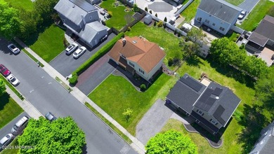 A true charmer in sought after Mapletree! Original owners are - photo 45