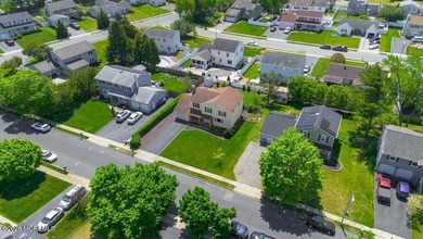 A true charmer in sought after Mapletree! Original owners are - photo 46