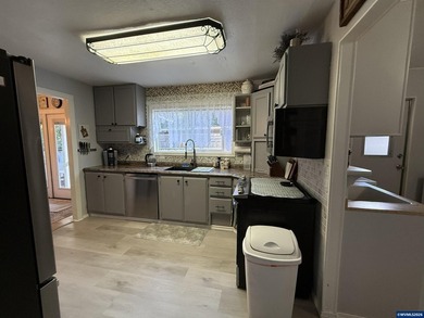 Great neighborhood and location in South Salem. 3 bedroom 2 bath - photo 16