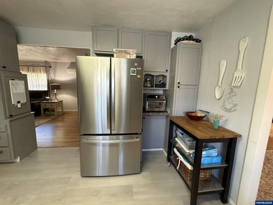 Great neighborhood and location in South Salem. 3 bedroom 2 bath - photo 18