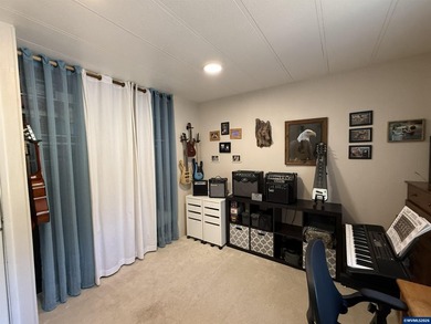Great neighborhood and location in South Salem. 3 bedroom 2 bath - photo 29