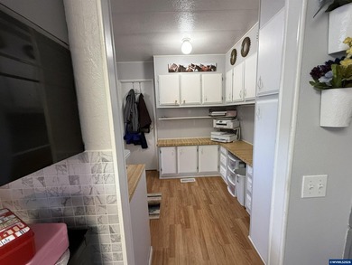 Great neighborhood and location in South Salem. 3 bedroom 2 bath - photo 32