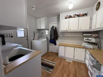 Great neighborhood and location in South Salem. 3 bedroom 2 bath - photo 33