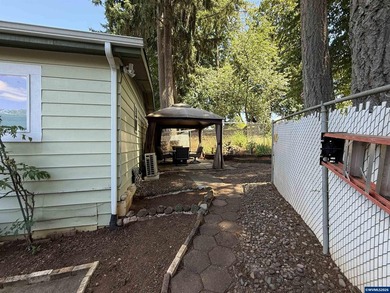 Great neighborhood and location in South Salem. 3 bedroom 2 bath - photo 39