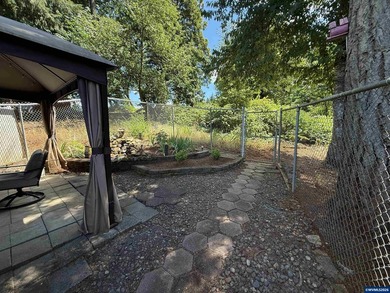 Great neighborhood and location in South Salem. 3 bedroom 2 bath - photo 41