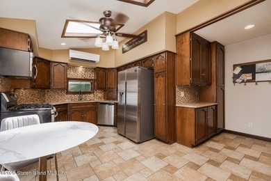 Beautifully appointed colonial in Travis. Lovely rocking chair - photo 16