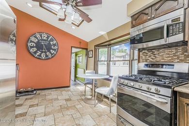Beautifully appointed colonial in Travis. Lovely rocking chair - photo 17