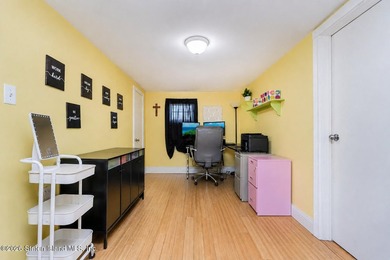 Beautifully appointed colonial in Travis. Lovely rocking chair - photo 23