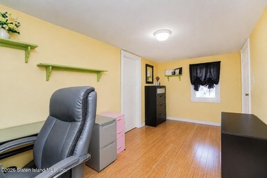 Beautifully appointed colonial in Travis. Lovely rocking chair - photo 26