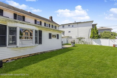 Beautifully appointed colonial in Travis. Lovely rocking chair - photo 33