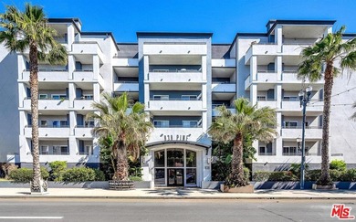 BACK ON MARKET! PRICE TO SELL! This beautifully updated - photo 3