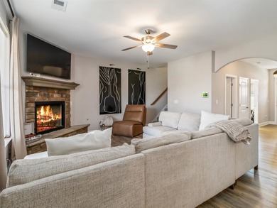 Welcome home to this beautiful 3-bedroom, 2.5-bath home - photo 7