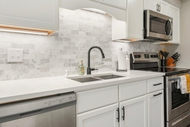 Welcome home to this beautifully updated 2-bed, 2-bath condo - photo 18
